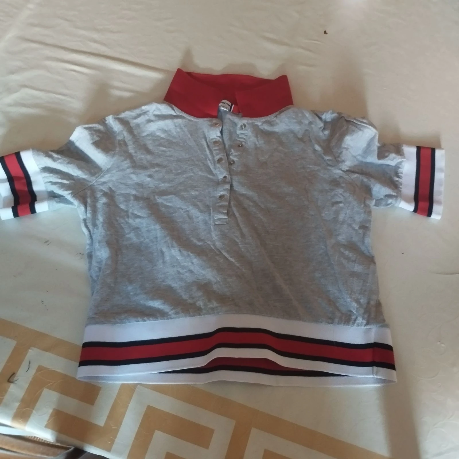 Tee shiirt Court femme taille s bon état Ni tâche ni trou 1.60